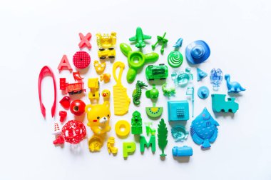 Çocuk oyuncakları gökkuşağı rengi. Düz yatıyordu oyun koleksiyonu bebek.