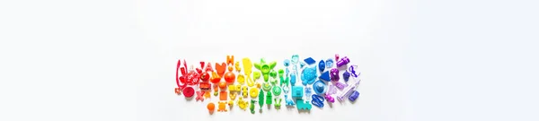 Kinderspielzeug in Regenbogenfarbe. Flach lag die Sammlung von Spielen Baby. Banner aus dem Weltraum kopieren — Stockfoto