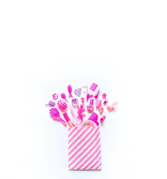 Dívčí hračky pro dítě v růžovém balíku. Příslušenství pro panenky. Rovně ležet. Kopírovat mezeru — Stock fotografie