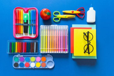 Kırtasiye düz yatıyordu. Okula geri dönen bir çocuk için parlak malzeme.