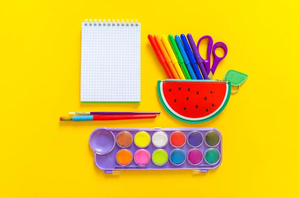 Brevpapper platt Lay. Vattenmelon-formad väska med filt-Tip pennor inuti. Tillbaka till skolan. — Stockfoto