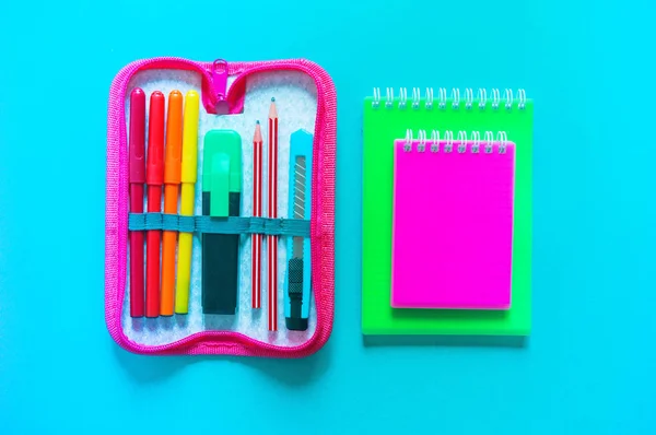 Pose plate de papeterie. Étui à crayons avec stylos et crayons. Retour à l'école . — Photo