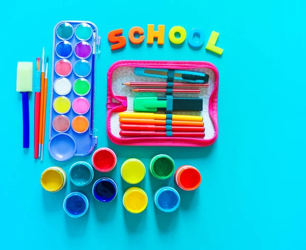 Festékek és ecsetek a kreativitás és a ceruza esetében a tollak és ceruzák. Kék háttér — Stock Fotó