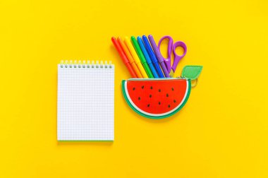 Kırtasiye düz yatıyordu. Karpuz şeklinde kasa içinde keçeli kalemler. Okula geri dön.