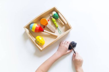Montessori malzemesi. Çocukların elleri. Müzik çalışması.