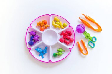 Montessori malzeme Çocuklar. Matematik ve renk çalışması