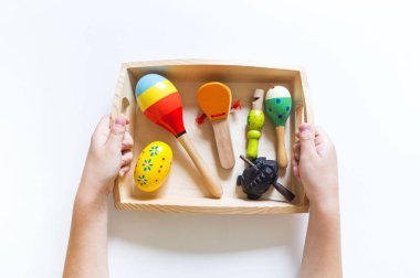 Montessori malzemesi. Çocukların elleri. Müzik çalışması.
