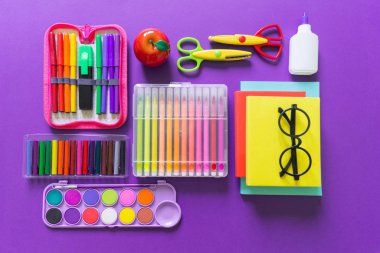 Kırtasiye düz yatıyordu. Okula geri dönen bir çocuk için parlak malzeme.