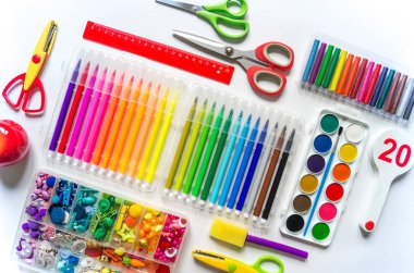 Kırtasiye düz yatıyordu. Okula geri dön.