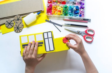 Kartondan yapılmış okul otobüsü. Kırtasiye kağıt zanaat için Diy çocuk kalem çantası.