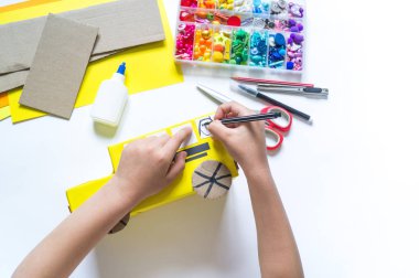 Kartondan yapılmış okul otobüsü. Kırtasiye kağıt zanaat için Diy çocuk kalem çantası.