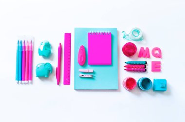 Kırtasiye düz yatıyordu. Okula geri dön.