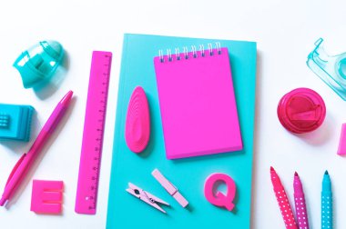 Kırtasiye düz yatıyordu. Okula geri dön.