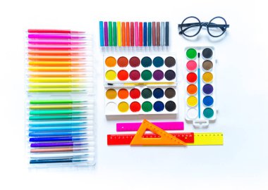 Kırtasiye düz yatıyordu. Okula geri dön.