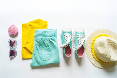 Giysi yaz beyaz arka plan. Moda stili.