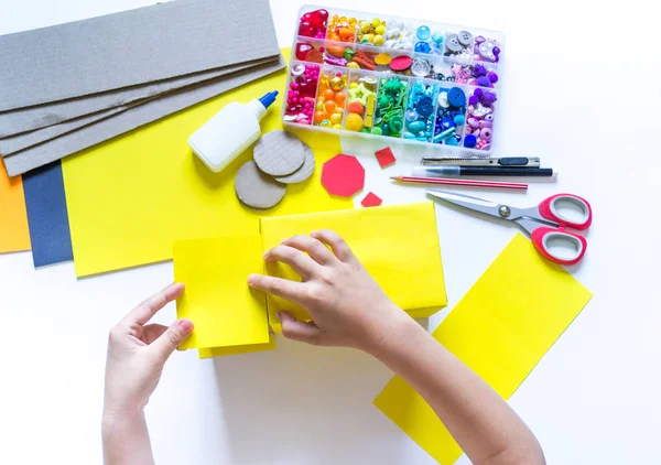 Schoolbus gemaakt van karton. DIY Kinder potlood geval voor briefpapier papieren ambachtelijke. — Stockfoto