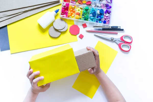 Ônibus escolar feito de papelão. Caixa de lápis para crianças DIY para artigos de papelaria . — Fotografia de Stock