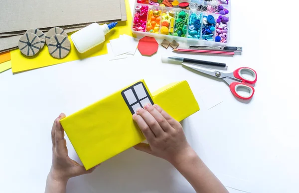 Ônibus escolar feito de papelão. Caixa de lápis para crianças DIY para artigos de papelaria . — Fotografia de Stock