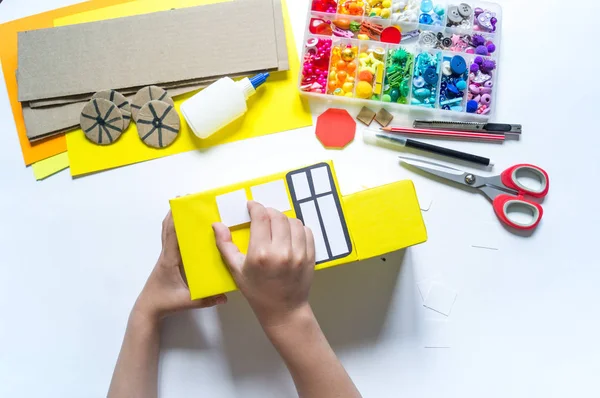 Ônibus escolar feito de papelão. Caixa de lápis para crianças DIY para artigos de papelaria . — Fotografia de Stock