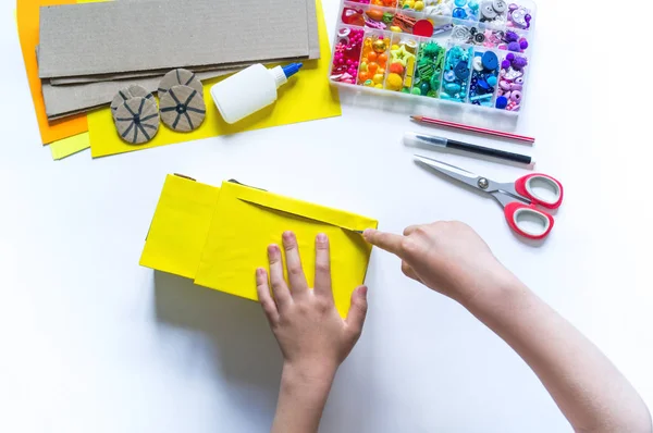 Ônibus escolar feito de papelão. Caixa de lápis para crianças DIY para artigos de papelaria . — Fotografia de Stock