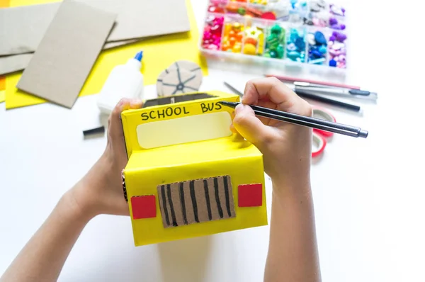 Skolbuss gjord av kartong. DIY barnens penna fallet för pappersvaror papper hantverk. — Stockfoto