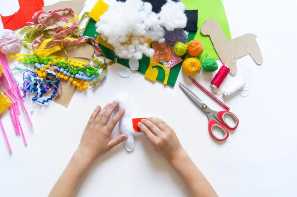 Las manos del niño diy hacen lama de juguete artesanal. Fieltro suave artesanía . — Foto de Stock