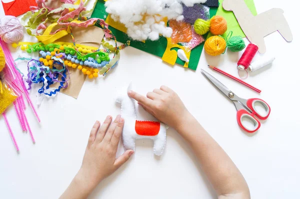 Руки дитини роблять іграшкову ламу ручної роботи. Пояс м'якої майстерності . — стокове фото