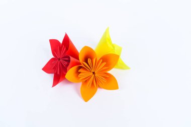 Origami kusudama çiçek beyaz bir arka plan karşı bir satır duruyor. Gökkuşağı rengi.