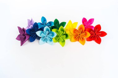 Origami kusudama çiçek beyaz bir arka plan karşı bir satır duruyor. Gökkuşağı rengi. Diy Kağıt zanaat
