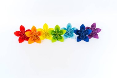 Origami kusudama çiçek beyaz bir arka plan karşı bir satır duruyor. Gökkuşağı rengi. Diy Kağıt zanaat
