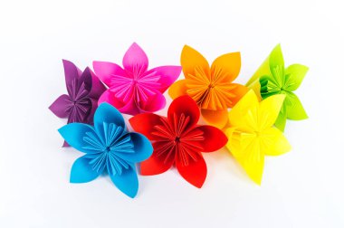 Origami kusudama çiçek beyaz bir arka plan karşı bir satır duruyor. Gökkuşağı rengi. Diy Kağıt zanaat