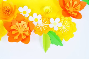 Tatil balı. beyaz arka plan. El sanatları arı boyalı yumurta. Paskalya. Origami kağıt çiçek. Dıy