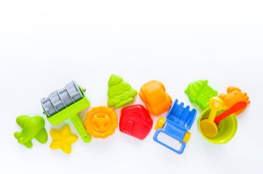 Kum için oyuncaklar. Çocuk oyuncak yaz deniz oyunu. kopya alanı. Düz yatıyordu. Gökkuşağı rengi. Açık havada anaokulu oyun alanı