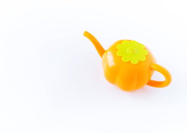 Turuncu sulama balkabağı oyuncak olabilir. Deniz yazı. Anaokulu açık hava oyunları.