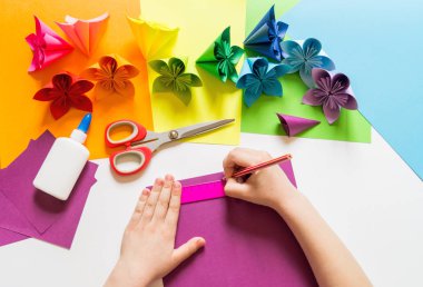 Kız origami Eller Violet trend renk kağıt çiçekler koyar. Origami dersi. Düz döşeme stili.