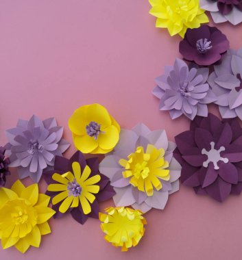 Kağıt zanaat Çiçek Dekorasyon Kavramı. kağıttan yapılmış yapraklar.