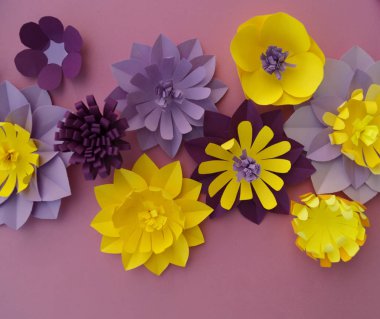 Kağıt zanaat Çiçek Dekorasyon Kavramı. kağıttan yapılmış yapraklar.