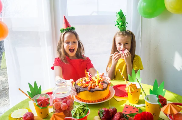 Dos chicas celebran su cumpleaños. Fiesta de frutas. Traje de piña y sandía. Vacaciones infantiles . —  Fotos de Stock