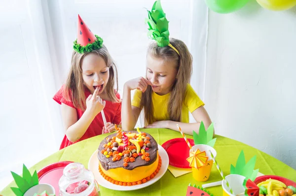 Dos chicas celebran su cumpleaños. Fiesta de frutas. Traje de piña y sandía. Vacaciones infantiles . —  Fotos de Stock