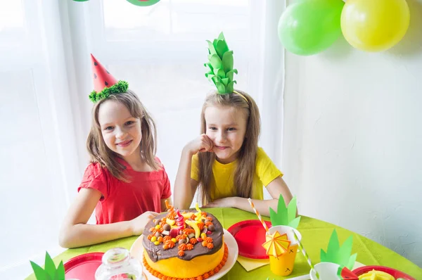 Dos chicas celebran su cumpleaños. Fiesta de frutas. Traje de piña y sandía. Vacaciones infantiles . —  Fotos de Stock