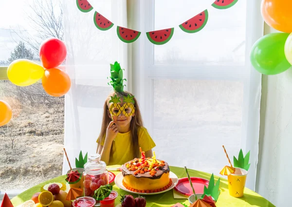 A gyermekek születésnapját ünneplik. A lány nevet egy ananász jelmez. Gyümölcs-Party. — Stock Fotó