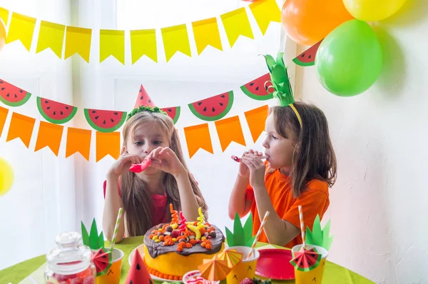 Deux filles fêtent leur anniversaire. Fête des fruits. Costume d'ananas et pastèque. Vacances avec les enfants . — Photo