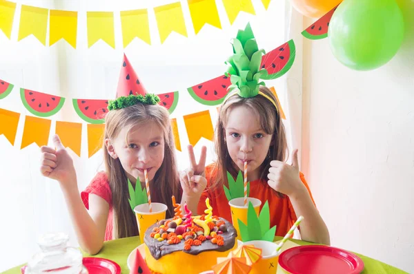 Due ragazze festeggiano il loro compleanno. Festa della frutta. Costume all'ananas e anguria. Vacanza da bambini . — Foto Stock