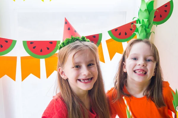 Dos chicas celebran su cumpleaños. Fiesta de frutas. Traje de piña y sandía. Vacaciones infantiles . —  Fotos de Stock