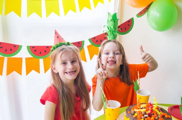 Dos chicas celebran su cumpleaños. Fiesta de frutas. Traje de piña y sandía. Vacaciones infantiles . —  Fotos de Stock