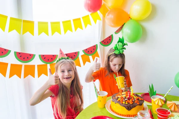 Dos chicas celebran su cumpleaños. Fiesta de frutas. Traje de piña y sandía. Vacaciones infantiles . —  Fotos de Stock