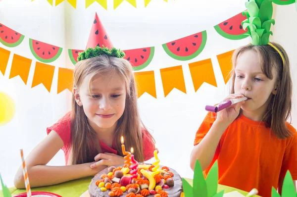 Dos chicas celebran su cumpleaños. Fiesta de frutas. Traje de piña y sandía. Vacaciones infantiles . — Foto de Stock