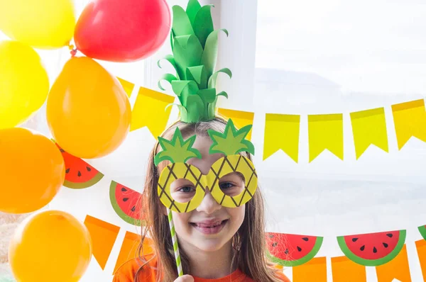 Los niños celebran un cumpleaños. La chica se ríe con un traje de piña. Fiesta de frutas . —  Fotos de Stock