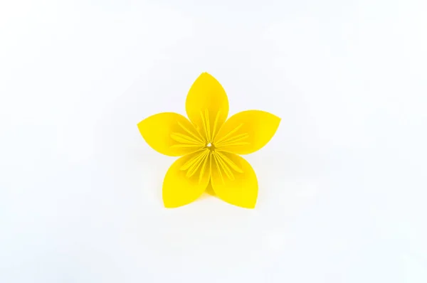 Origami kusudama fiore giallo si trova in fila su uno sfondo bianco. Colore arcobaleno . — Foto Stock