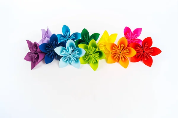 Origami kusudama fleur se dresse dans une rangée sur un fond blanc. Couleur arc-en-ciel. bricolage papier artisanat — Photo